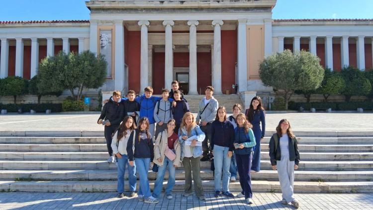 Les 4ᵉ explorent le musée archéologique et le patrimoine néoclassique d’Athènes