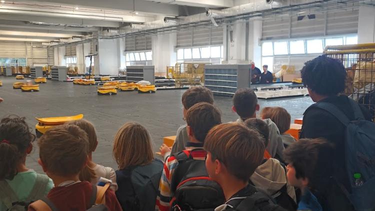 Les élèves de CM1B en visite dans le plus ancien centre de tri postal ELTA de Grèce